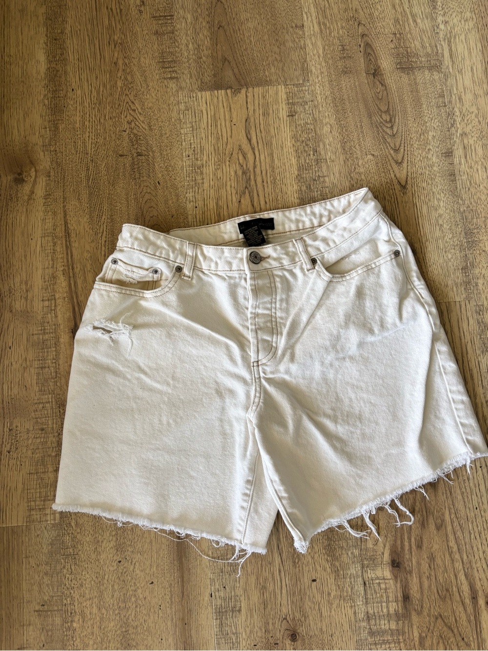 House of Harlow 1960 ivory Jean shorts Jorts size 27 button fly EUC